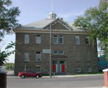 View showing original 1912 sandstone school with front entrance doors.; Simpson Roberts Architecture, Lorne Simpson, 2004.