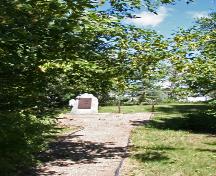 Vue d'ensemble - du sud du site funéraire de la famille Thompson, Shoal Lake, 2007; Historic Resources Branch, Manitoba Culture, Heritage, Tourism and Sport, 2007