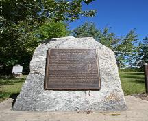 Vue principale - du sud de la pierre et de la plaque de granit qui marquent le site funéraire de la famille Thompson, Shoal Lake, 2007; Historic Resources Branch, Manitoba Culture, Heritage, Tourism and Sport, 2007