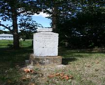 Vue - de l'est de la pierre qui marque la tombe de Hannah (Thompson) Richards au site funéraire de la famille Thompson, Shoal Lake, 2007; Historic Resources Branch, Manitoba Culture, Heritage, Tourism and Sport, 2007
