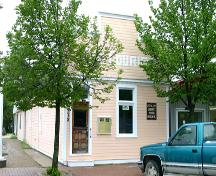 Vue de la façade principale du bâtiment du Crystal City Courier, Crystal City, 2005; Historic Resources Branch, Manitoba Culture, Heritage, Tourism and Sport, 2005