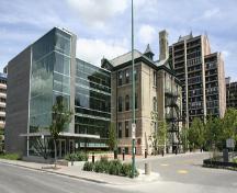 Vue d'ensemble - du sud-ouest de l'école Isbister, Winnipeg, et l'addition moderne à la gauche, 2006; Historic Resources Branch, Manitoba Culture, Heritage, Tourism and Sport, 2006