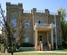 Vue de la façade principale (nord) de la maison F. Sowden, Souris 2004; Historic Resources Branch, Manitoba Culture, Heritage, Tourism and Sport, 2005