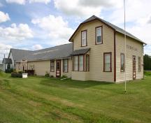 Vue, du nord-ouest, du musée Strathclair (qui comprend la gare Manitoba et North Western et l'église anglicane St. George's), Strathclair, 2005; Historic Resources Branch, Manitoba Culture, Heritage, Tourism and Sport, 2005