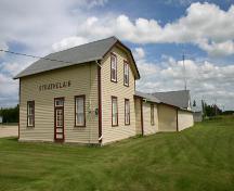 Vue du sud-ouest, du musée Strathclair (qui comprend la gare Manitoba et North Western et l'église anglicane St. George's), Strathclair, 2005; Historic Resources Branch, Manitoba Culture, Heritage, Tourism and Sport, 2005