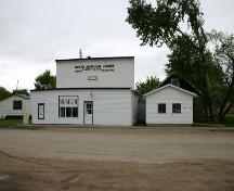 Vue de la façade principale du bâtiment de la North American Lumber Company, Binscarth, 2005; Historic Resources Branch, Manitoba Culture, Heritage, Tourism and Sport, 2005