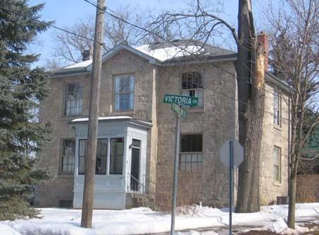 Facade and South elevation of 14 Henderson Street