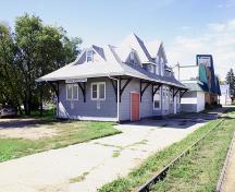 Vue d'ensemble - de l'est de la gare du chemins de fer nationaux du Canada de Carman, Carman, 2005; Historic Resources Branch, Manitoba Culture, Heritage, Tourism and Sport, 2005