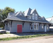 Façade principale - du nord-est de la gare du chemins de fer nationaux du Canada de Carman, Carman, 2005; Historic Resources Branch, Manitoba Culture, Heritage, Tourism and Sport, 2005