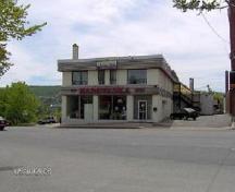 Façade avant de l'édifice du Journal Le Madawaska. Cette photo à été prise devant l'hôtel de ville d'Edmundston.; Madawaska Historical Society