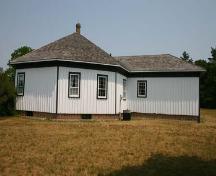 Of note is the 20-foot by 20-foot wing that forms a trapezoidal umbrage at the side of the house.; Ministry of Culture, 2007.