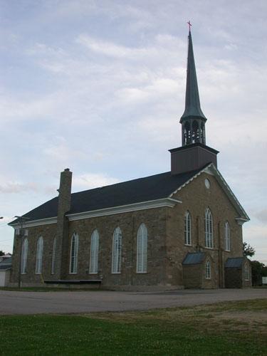 Vue en angle du côté de l'église 