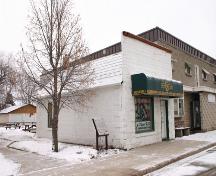 Vue d'ensemble - du nord-ouest de l'édifice A.E. Gardiner, Carberry, 2006; Historic Resources Branch, Manitoba Culture, Heritage, Tourism and Sport, 2006