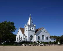 Façades principales - du sud-est de l'église luthérienne Frikirkju (Bru), région de Cypress River, 2005; Historic Resources Branch, Manitoba Culture, Heritage, Tourism and Sport, 2005