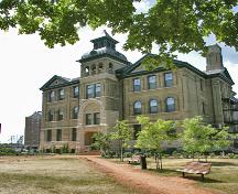 Façade principale - du nord-est de l'école Isbister, Winnipeg, 2006; Historic Resources Branch, Manitoba Culture, Heritage, Tourism and Sport, 2006