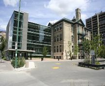 Vue d'ensemble - du sud-ouest de l'école Isbister, Winnipeg, et l'addition moderne à la gauche, 2006; Historic Resources Branch, Manitoba Culture, Heritage, Tourism and Sport, 2006