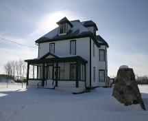 Vue des façades principales - du nord-ouest de la maison du Dr Hunter, Teulon, 2005; Historic Resources Branch, Manitoba Culture, Heritage, Tourism and Sport, 2005