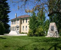 Vue de la façade principale - du sud-est de l'école Brant Consolidated, Argyle, 2005; Historic Resources Branch, Manitoba Culture, Heritage, Tourism and Sport, 2005