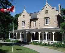 Of note is the symmetrical facade of Grosvenor Lodge.; Martina Braunstein, 2007
