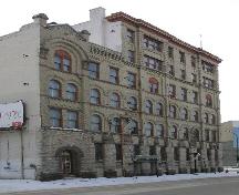 West elevation, showing the original roofline composition on the left, of the Peck Building, Winnipeg, 2005; Historic Resources Branch, Manitoba Culture, Heritage, Tourism and Sport, 2005