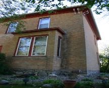 Vue d'une fenêtre en saillie dans la façade principale de la maison Wright, Souris, 2005; Historic Resources Branch, Manitoba Culture, Heritage, Tourism and Sport, 2005