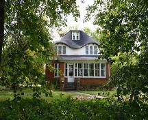 Contextual view, from the east, of the B.J. Hales House, Brandon, 2007; Historic Resources Branch, Manitoba Culture, Heritage, Tourism and Sport, 2007