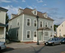 Cette image montre les arrangements de conception géorgienne représenté par le plan symétrique de cinq baies de fenêtre à chaque étage sur la façade principale dotée d’une porte contenue à l’intérieur du porche, au rez-de-chaussée.; PNB 2005