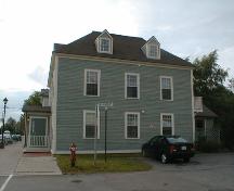 Cette image montre le plan rectangulaire et sobre ainsi que l’absence d’ornementation.; PNB 2005