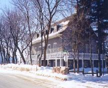 Vue en angle de la maison Louis-Bertrand, d'où on peut apercevoir ses éléments d’influence néoclassique et ses qualités de «maison québécoise» , 1999.; Parks Canada Agency / Agence Parcs Canada, 1999.