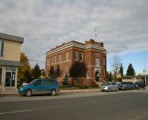 Vue d'ensemble - de l'est de l'édifice Palais de justice et salle communautaire, The Pas, 2007; Historic Resources Branch, Manitoba Culture, Heritage, Tourism and Sport, 2007