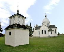 Vue d'ensemble - du sud-est de la nouvelle église orthodoxe ukrainienne St-Élie et clocher, région de Sundown, 2007; Historic Resources Branch, Manitoba Culture, Heritage, Tourism and Sport, 2007