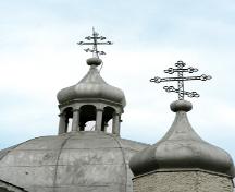 Banyas (les dômes) de la nouvelle église orthodoxe ukrainienne St-Élie et clocher, région de Sundown, 2007; Historic Resources Branch, Manitoba Culture, Heritage, Tourism and Sport, 2007