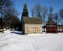 Vue vers le nord de la cabane en bois, Manitou, 2005; Historic Resources Branch, Manitoba Culture, Heritage, Tourism and Sport, 2005