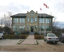 Vue de la façade principale de l'école publique de Gimli, Gimli, 2005; Historic Resources Branch, Manitoba Culture, Heritage, Tourism and Sport, 2005