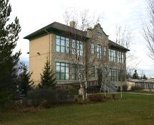 Vue de la façade principale - du sud-est de l'école publique de Gimli, Gimli, 2005; Historic Resources Branch, Manitoba Culture, Heritage, Tourism and Sport, 2005