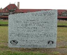 Photographie du monument du site d'écrasement du bombardier de la Seconde Guerre mondiale dans le parc patrimonial de McAdam en avant de la gare ferroviaire de McAdam; McAdam Historical Restoration Committee