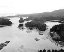 Vue du lieu historique national du Canada du Passage-Metlakatla, qui montre l'impressionnant paysage de l'île, 1997.; Agence Parcs Canada / Parks Canada Agency, L. Dick, 1997.