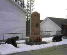 Les deux Canons de Fort Hill situés à côté du cenotaphe, à la Légion royale canadienne, filiale no. 40; St. George