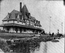 Photographie de la gare ferroviaire de McAdam vers 1905, prise avant les additions; McAdam Historical Restoration Committee