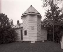 Vue générale de l’Observatoire William Brydone Jack, qui montre son design simple et fonctionnel constitué d'une courte tour octogonale, 1992.; Agence Parcs Canada / Parks Canada Agency, 1992.