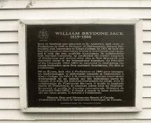 Vue de l'inscription à l'extérieur de l’Observatoire William Brydone Jack, Fredericton Nouveau-Brunswick, 1992.; Agence Parcs Canada / Parks Canada Agency, 1992.