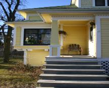 Vue du porche de l'entrée principale de la maison Jonasson, Gimli, 2005; Historic Resources Branch, Manitoba Culture, Heritage, Tourism and Sport, 2005