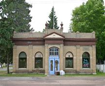 Façade principale - de l'est de l'édifice des titres fonciers de Portage-la-Prairie, Portage-la-Prairie, 2006; Historic Resources Branch, Manitoba Culture, Heritage, Tourism and Sport, 2006