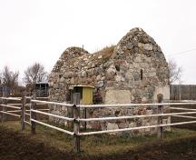 Façades principales, du nord-est de la chambre forte du vieux Deloraine, région de Deloraine, 2006; Historic Resources Branch, Manitoba Culture, Heritage, Tourism and Sport, 2005