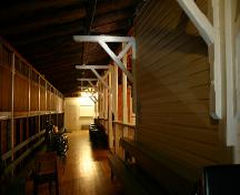 Vue de la promenade à l'intérieur du pavillon de danse de Gimli, Gimli, 2004; Historic Resources Branch, Manitoba Culture, Heritage, Tourism and Sport, 2005