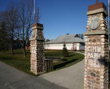 Vue par les barrières du parc vers le pavillon de danse de Gimli, Gimli, 2004; Historic Resources Branch, Manitoba Culture, Heritage, Tourism and Sport, 2005
