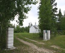 Vue d'ensemble - du sud-ouest de l'église catholique ukrainienne St. Michael's, North Foley, 2005; Historic Resources Branch, Manitoba Culture, Heritage, Tourism and Sport, 2005