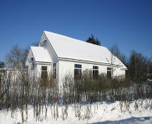 Vue des façades principales - du sud de l'église unitarienne d'Arborg, Arborg, 2005; Historic Resources Branch, Manitoba Culture, Heritage, Tourism and Sport, 2005