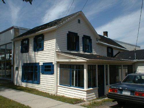 L'édifice vu du trottoir