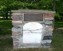 Plaque commemorating the first black settlement and the only original stone from the cemetery.; Ministry of Culture, 2007.